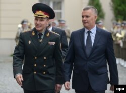 Ministerial polonez al apărării Tomasz Siemoniak (dreapta) și omologul său ucrainean Valeri Heletei la Varșovia, 19 septembrie, 2014
