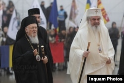 Patriarhul Bisericii Ortodoxe Române, Daniel Ciobotea (în dreapta), alături de Patriarhul Ecumenic Bartolomeu I al Constantinopolului, la ceremonia de sfințire a Catedralei Mântuirii Neamului, din București, în 2018.