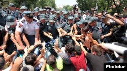 Ոստիկանները հեռացնում են ցուցարարներին Բաղրամյան պողոտայի բանուկ մասից, Երևան, 6-ը հուլիսի, 2015թ․