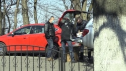 25 березня журналістам вдалося зафіксувати, як частину тестів, доправлених в Україну з Китаю, відвантажували з авто Центру громадського здоров’я