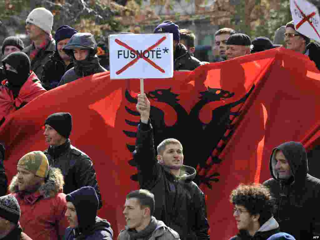 Kosovo - Protesti ispred Vlade Kosova u organizaciji pokreta Samoopredeljenje, kojima se iskazalo nezadovoljstvo zbog postignutog sporazuma u Briselu o regionalnom predstavljanju Kosova, 27.02.2012. Foto: AFP / Ahmed Nimani