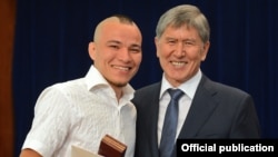 Президент Алмазбек Атамбаев награждает победителей и призеров Всемирной универсиады в Казани. 19 июля 2013 года