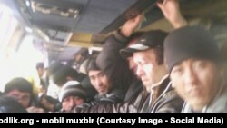 Узбекские мигранты возвращаются на автобусе из России в Узбекистан.