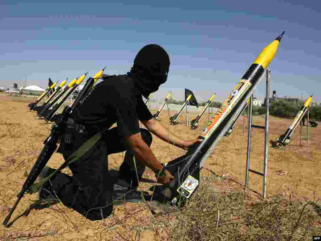 Palestina - Palestinski militant islamskog džihada postavlja raketu.