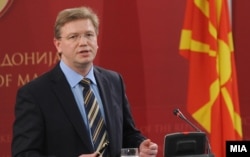 Еврокомесарот Штефан Филе „затрупан“ со писма од Македонија.
