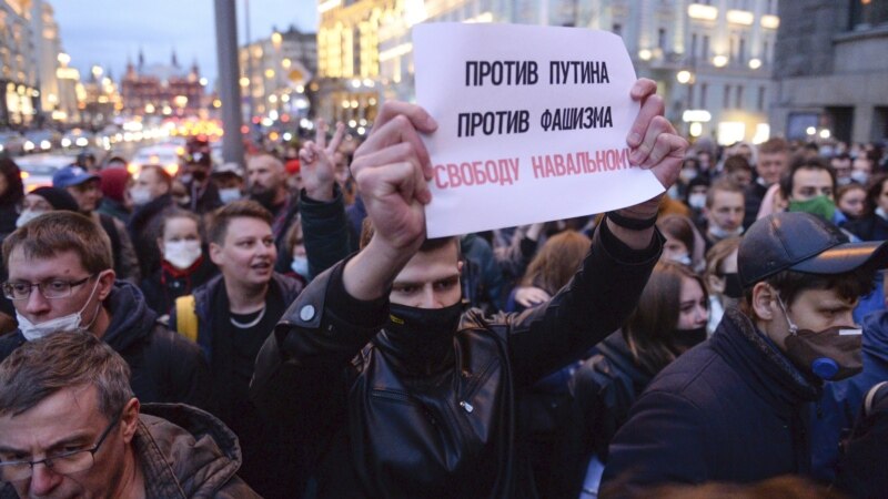 "Скоро имя Навального запретят". Как блокируют личные страницы активистов