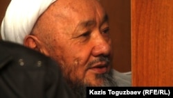 Лидер казахских суфиев Исматулла Абдугаппар на скамье подсудимых. Алматы, 19 октября 2011 года. 