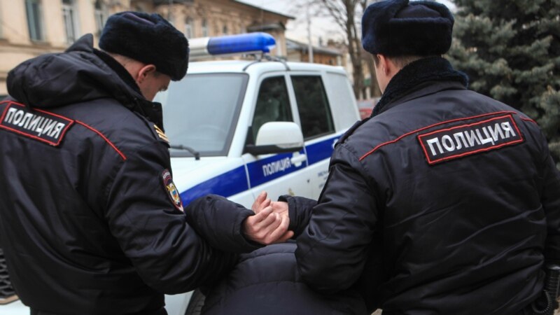 Жителя Петербурга задержали в аэропорту из-за плакатов против пыток в системе ФСИН