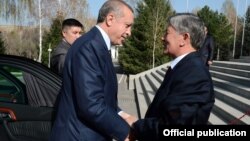 Алмазбек Атамбаев Режеп Тайип Эрдоганды Бишкекте тосуп алууда, 2013-жыл