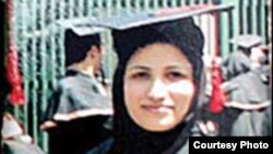 زهرا بنی يعقوب، پزشک جوان ۲۷ ساله روز بيستم مهرماه سال گذشته در يکی از پارک های همدان به اتهام «ارتکاب جرم مشهود» توسط نيروهای بسيجی ضابطان امر به معروف و نهی از منکر بازداشت شد و دو روز بعد مسئولان بازداشتگاه اعلام کردند که وی با استفاده از پارچه پلاکارد