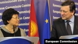 Kyrgyz President Roza Otunbaeva with European Commission President Jose Manuel Barroso in Brussels on March 1