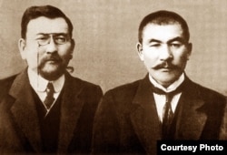 "Алаш" партиясының жетекшілері (солдан оңға): Ахмет Байтұрсынұлы мен Әлихан Бөкейхан.