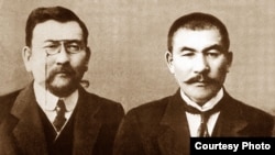 Лидеры партии «Алаш» Ахмет Байтурсынулы (слева) и Алихан Букейхан (справа). 