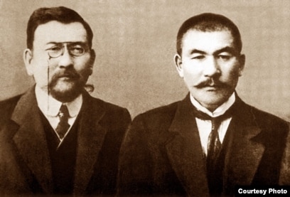 Үлкен және үлкен жалаңаш сиськилердің фотосуреттері