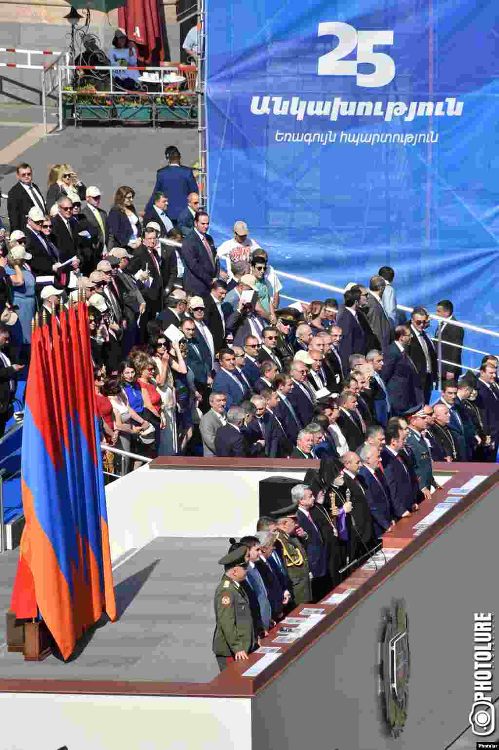 Арменияның саяси билік басшылары мен әскери жетекшілері ел тәуелсіздігінің 25 жылдығына орай Ереванда өтіп жатқан әскери парадта тұр. 21 қыркүйек 2016 жыл.