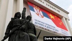 Bilbord na zgradi beogradske opštine Voždovac na kojem su srpske i kineske zastave sa natpisom: „Čelični prijatelji, zajedno u dobru i zlu!“ 13. april 2020. godine