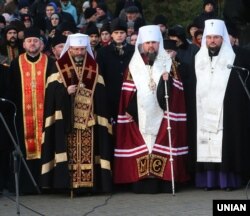 Глави двох церков – УГКЦ Святослав Шевчук (другий зліва) і ПЦУ Епіфаній (третій зліва) – під час вшанування жертв Голодомору-геноциду в Україні 1932–1933 років. Київ, 23 листопада 2019 року