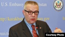 АҚШ ташқи ишлар вазирининг Жанубий ва Марказий Осиё бўйича ёрдамчиси ўринбосари Ричард Ҳогланд.