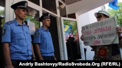 Учасники пішої ходи з Врадіївки біля будівлі МВС, 18 липня 2013 року