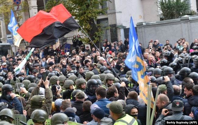 Столкновения манифестантов с полицией перед Верховной Радой. 17 октября