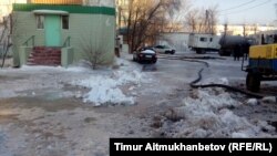 Павлодардағы су құбыры желісінде болған апаттан көшеге жайылған су. 13 ақпан 2017 жыл.