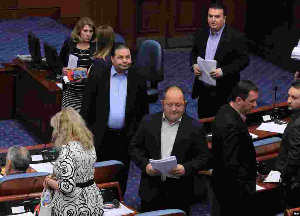 МАКЕДОНИЈА - Претседателот на Собранието Талат Џафери на редовната понеделничка координативна средба ги информирал координаторите на пратеничките групи и потпретседателите на Собранието дека е формирана нова независна пратеничка група од ВМРО-ДПМНЕ и коалицијата За подобра Македонија со осумтемина пратеници кои гласаа ЗА пристапување кон уставни измени. Координатор на оваа пратеничка група ќе биде Елизабета Канческа - Милевска.