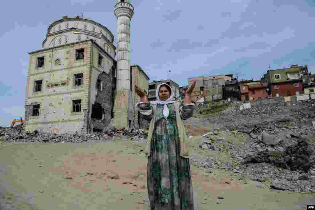 A woman reacts as she arrives in the Turkish city of Sirnak, near the Iraqi and Syrian borders, after a 246-day curfew was partially lifted on November 14. (AFP/Alyas Akengin)