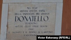 Inscripție pe casa în care a trăit Donatello la Padova