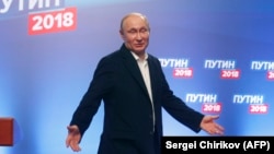 Президенттикке талапкер Владимир Путин шайлоодо утканы белгилүү болгондон кийин өз колдоочулары менен жолуккан учур. 18-март, 2018-жыл.