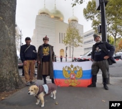 Пророссийские активисты на фоне нового православного духовно-культурного центра в Париже