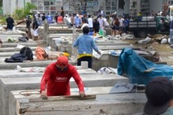 Могильщики готовят новые захоронения на кладбище в Гуаякиле. 7 апреля