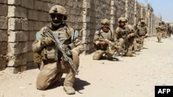 Az egykori Afgán Nemzeti Hadsereg kommandósai elfoglalják pozíciójukat egy katonai művelet során Helmand tartományban 2016 októberében