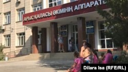 Жители Арыси возле акимата. 1 августа 2019 года. 