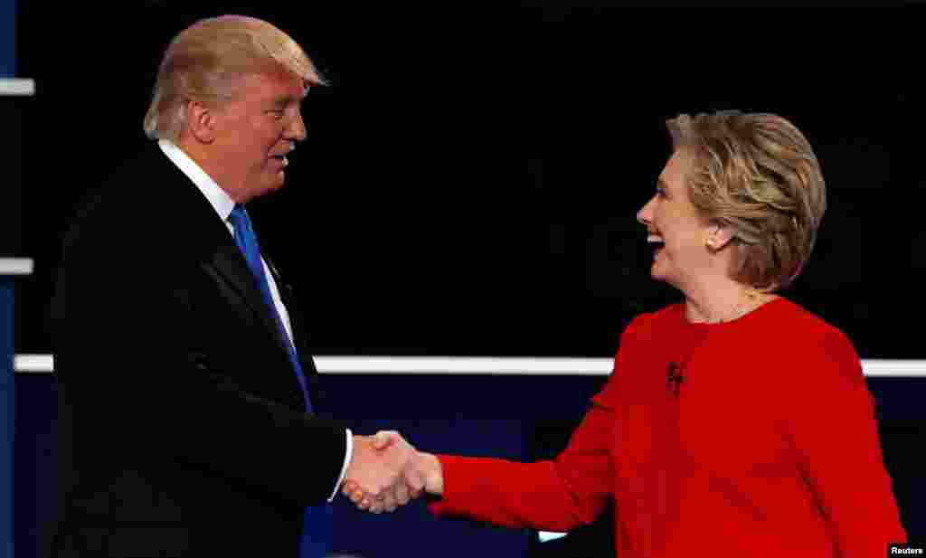 Дональд Трамп и Хиллари Клинтон перед началом теледебатов. 26 сентября 2016 года.