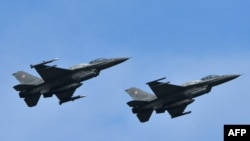 Avioane de luptă F-16 ale forțelor aeriene poloneze în cursul manevrelor „Clear Sky 2018”, care au avut loc în vestul Ucrainei, cu participarea Statelor Unite și a altor țări NATO, 12 octombrie 2018. 