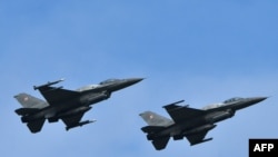 Пара винищувачів F-16, фото ілюстративне