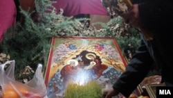 Православните христијански верници го слават Бадник