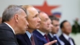 Вице-премьер Юрий Борисов и президент РФ Владимир Путин в городе Большой Камень Приморского края.