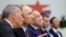 Вице-премьер Юрий Борисов и президент РФ Владимир Путин в городе Большой Камень Приморского края.
