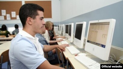 Učenici se imaju prilike prijaviti za redovne stipendije za sljedeće koledže.