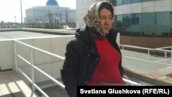 Жительница Астаны приковала себя цепью перед зданием парламента. Астана, 14 апреля 2014 года. 