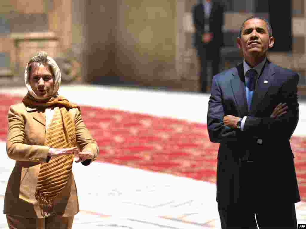 EGYPT, Cairo : US President Barack Obama (R) and US Secretary of State Hillary Clinton tour the Sultan Hassan Mosque in Cairo, on June 4, 2009. Obama took a tour of the medieval mosque in the heart of old Cairo on a trip aimed at repairing rifts with the Muslim world.