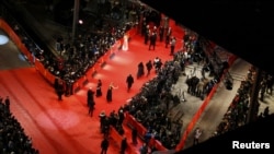 “Berlinale” kino festiwalynyň geçirilýän binasynyň girelgesinde. Berlin, 7-nji fewral, 2013.