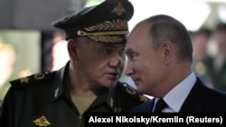Министр обороны России Сергей Шойгу (слева) с президентом России Владимиром Путиным. 