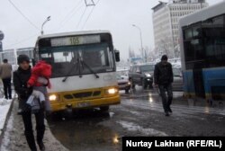 На автобусной остановке в Алматы.