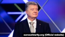 Петро Порошенко заявив, що виїхав за кордон у рамках міжнародного турне
