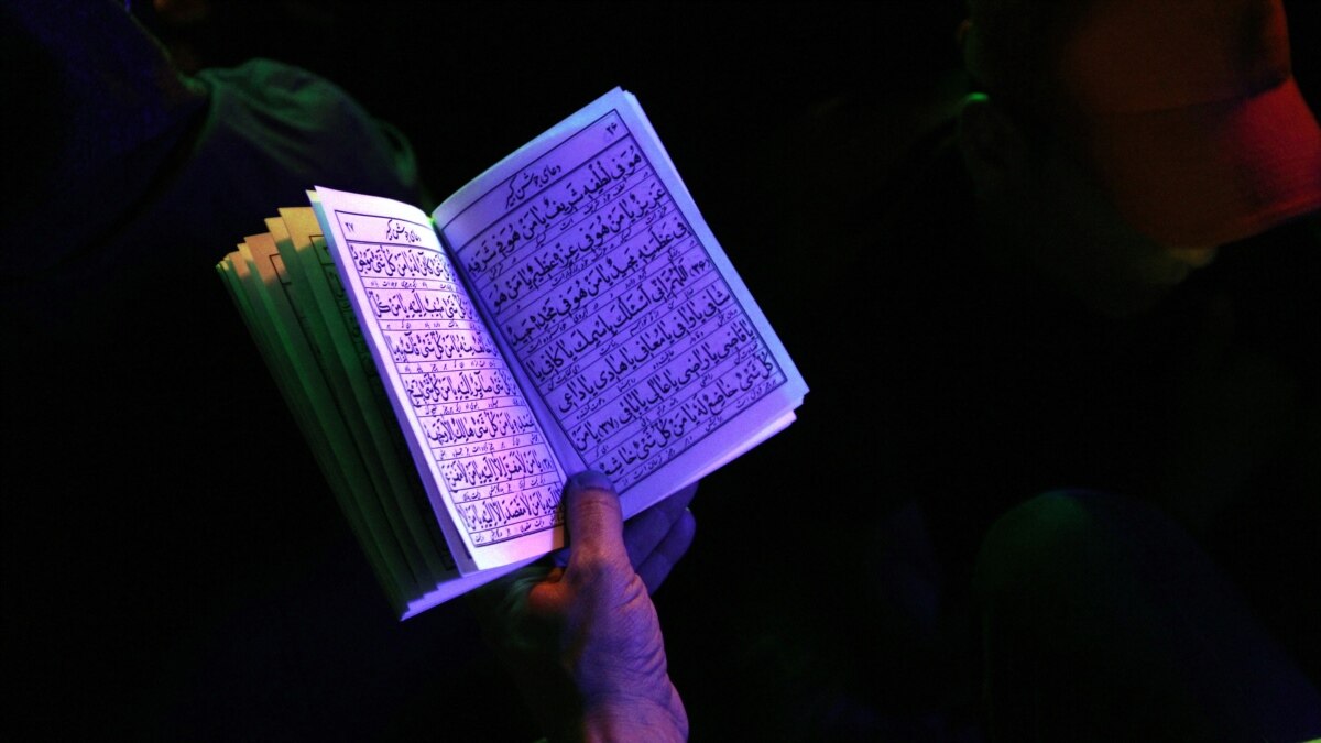 Читать коран в телефоне. Ночной Коран. Чтение Корана. Коран сиреневый. Фиолетовый Коран.