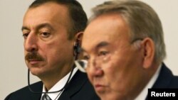 Президент Азербайджана Ильхам Алиев (слева) и президент Казахстана Нурсултан Назарбаев на саммите Совета сотрудничества тюркоязычных государств. Алматы, 21 октября 2011 года. Иллюстративное фото.