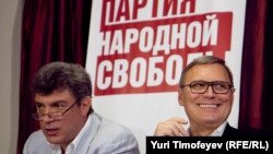 Сопредседатели Партии народной свободы (ПАРНАС) Борис Немцов и Михаил Касьянов летом 2011 года, накануне отказа в регистрации.