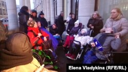 Родители детей-инвалидов у Невской ратуше